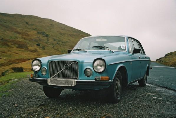 Volvo 164 on east side of summit of Wrynose Pass